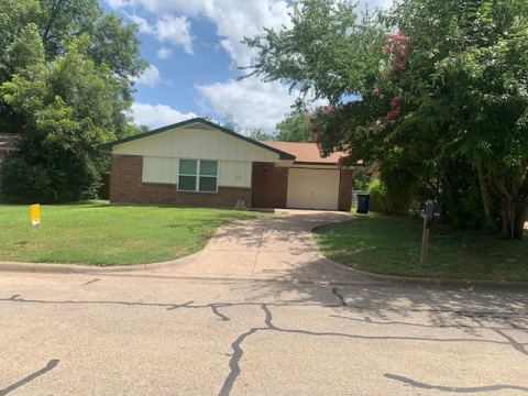 905 W Bridge Street, Granbury, TX 76048 — photo 2