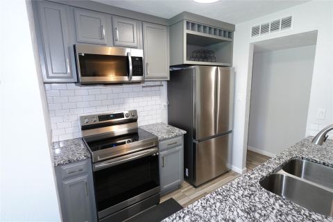 7021 Greenview Circle N, Fort Worth, TX 76120 — photo 3