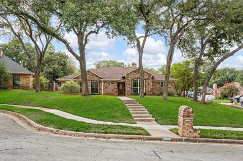 3804 Berkshire Court, Bedford