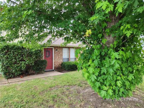 429 Thomas Street SW D, Burleson, TX 76028 — photo 2