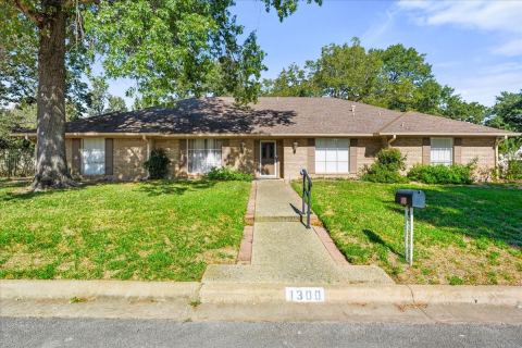 1300 Lexington Drive, Corsicana