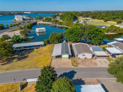 201 Brazos Harbor Drive, Granbury, TX 76048 — photo 3