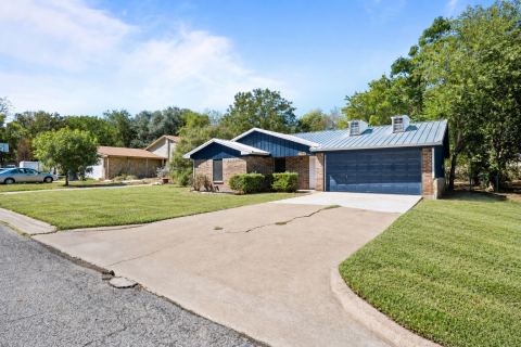1729 W Doyle Street, Granbury