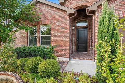 729 Rebecca Lane, Saginaw, TX 76131 — photo 2