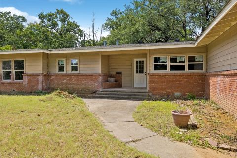 5104 Malinda Lane S, Fort Worth, TX 76112 — photo 2