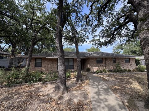 806 Sharpshire Street, Grand Prairie, TX 75050 — photo 2
