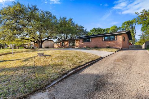2324 Wooded Acres Drive, Waco, TX 76710 — photo 2