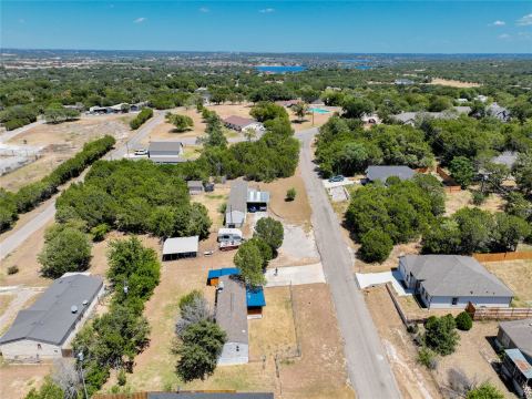 912 Pease River Drive, Granbury, TX 76048 — photo 3
