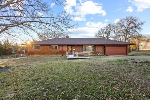 1701 S Lillis Lane, Denison