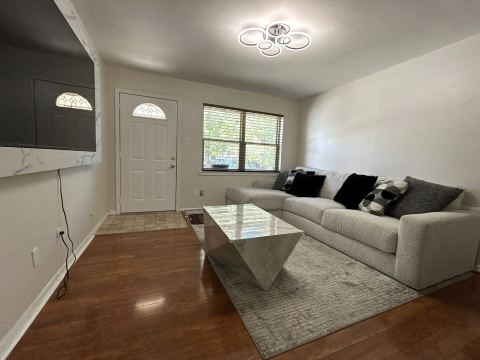 861 Russell Lane, Bedford