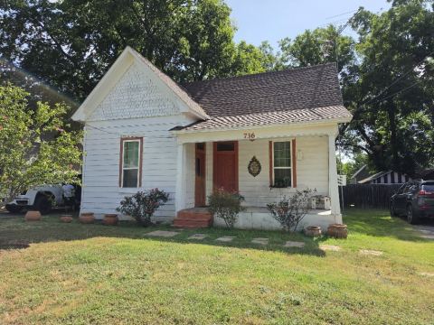 736 N Robinson Street, Cleburne