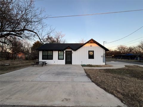 300 Avenue B, Ennis