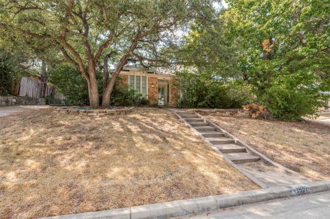 1901 Wedgewood Drive, Grand Prairie, TX 75050 — photo 2