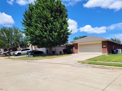 8033 Summer Stream Drive, Fort Worth, TX 76134 — photo 2