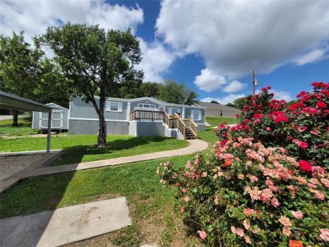902 DEVILS RIVER Drive, Granbury