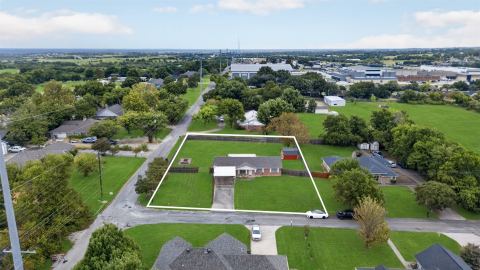 1010 Maple Street, Farmersville