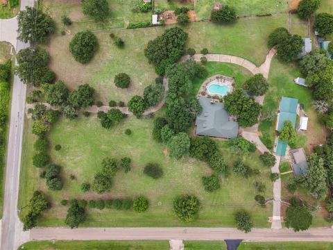 301 Ryan Avenue, Burleson