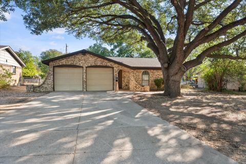 316 NW Summercrest Boulevard, Burleson