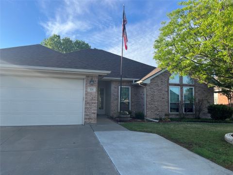 221 Rose Avenue, Cleburne