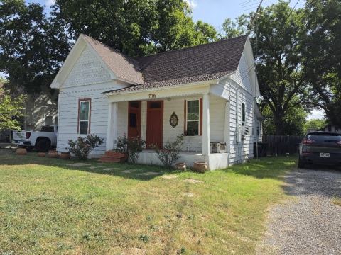 736 N Robinson Street, Cleburne, TX 76031 — photo 2