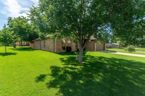 322 S Bowie Drive, Weatherford, TX 76086 — photo 2