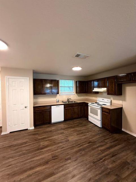 400 Blackwood Street 402, Gainesville, TX 76240 — photo 3
