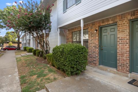 929 W Hickory Street A8, Denton, TX 76201 — photo 2