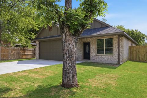 304 Evans Street, Cleburne, TX 76031 — photo 2