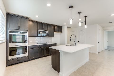 1825 Aslynn Circle, Aubrey