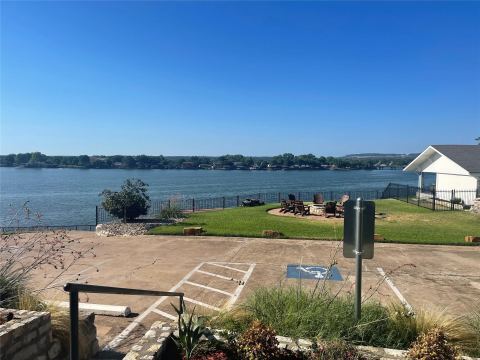 115 W Doyle Street, Granbury, TX 76048 — photo 2