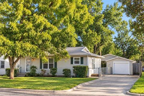 611 Rose Avenue, Cleburne