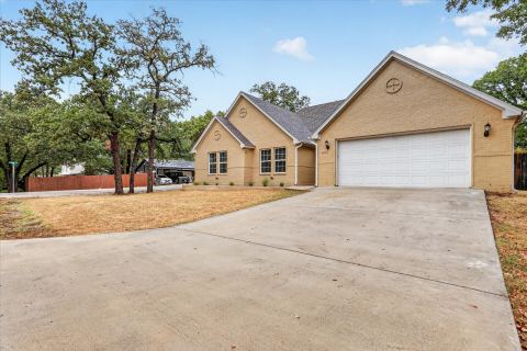 1612 Tanglewood Drive, Azle, TX 76020 — photo 3