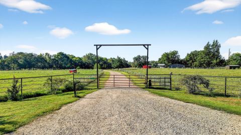 1700 Elmore Road, Denison