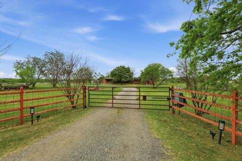 10965 Swafford Road, Justin, TX 76247 — photo 2