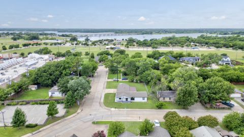 105 E Park Street, Little Elm, TX 75068 — photo 2