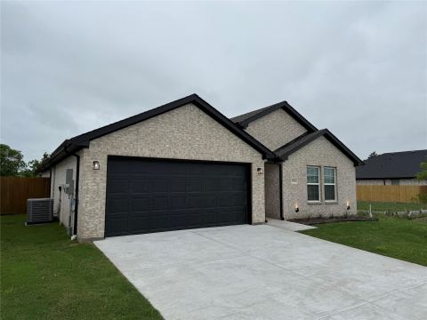1305 Brad Kellar Drive, Greenville, TX 75402 — photo 2