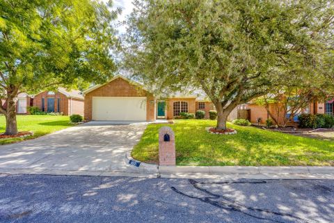6221 St Leonard Drive, Arlington, TX 76001 — photo 2