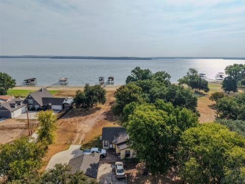 220 N Broadway Road, Azle
