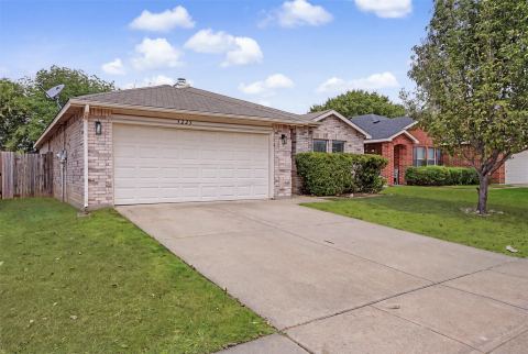 5225 Newcastle Lane, Fort Worth