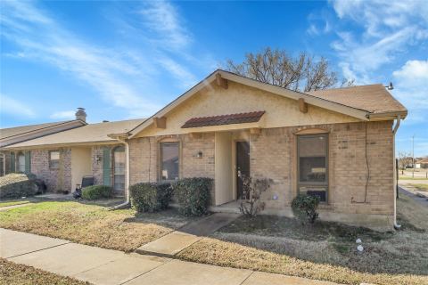 44 E Mountain Creek Drive, Grand Prairie, TX 75052 — photo 2