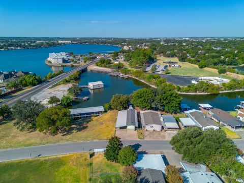 201 Brazos Harbor Drive, Granbury, TX 76048 — photo 2