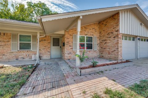 213 W Dorris Drive, Grand Prairie, TX 75051 — photo 2