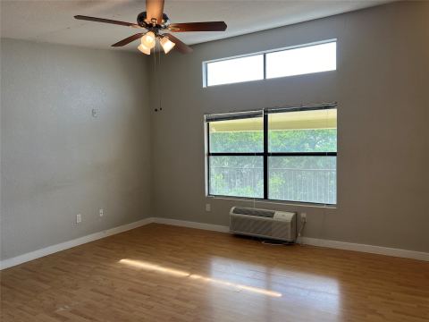 701 W Sycamore Street 303, Denton, TX 76201 — photo 2