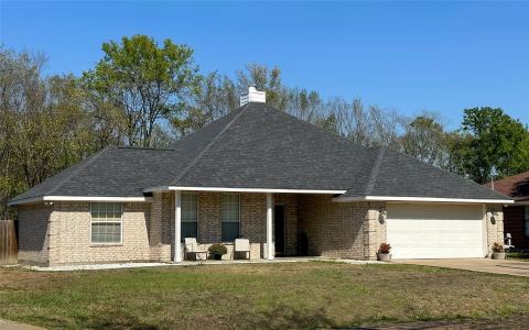 503 E Kaufman Street, Mabank