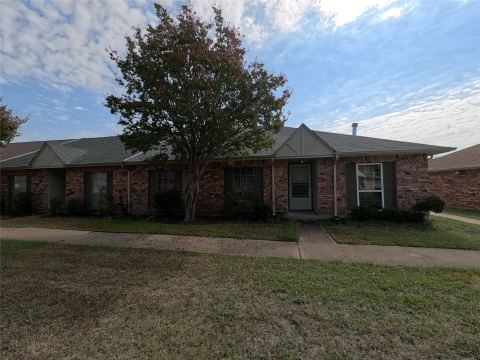 21 W Townhouse Lane 33, Grand Prairie, TX 75052 — photo 2