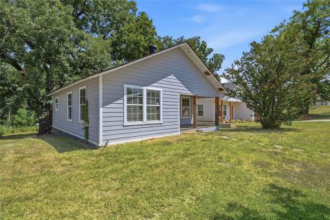 215 W Walker Street, Denison, TX 75020 — photo 2