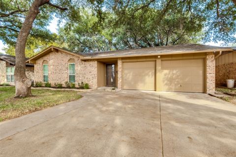 1902 Glenwick Lane, Irving