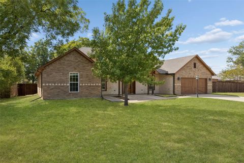 1925 Wildwood Drive, Grand Prairie, TX 75050 — photo 2