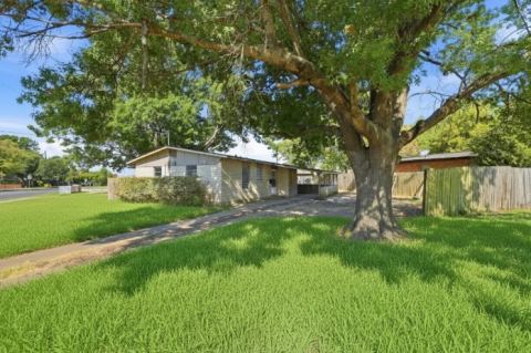 636 S Andrews Avenue, Sherman, TX 75090 — photo 2