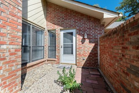 905 Cedarland Boulevard, Arlington, TX 76011 — photo 3